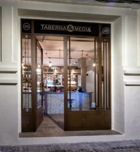 taberna-y-media-entrada